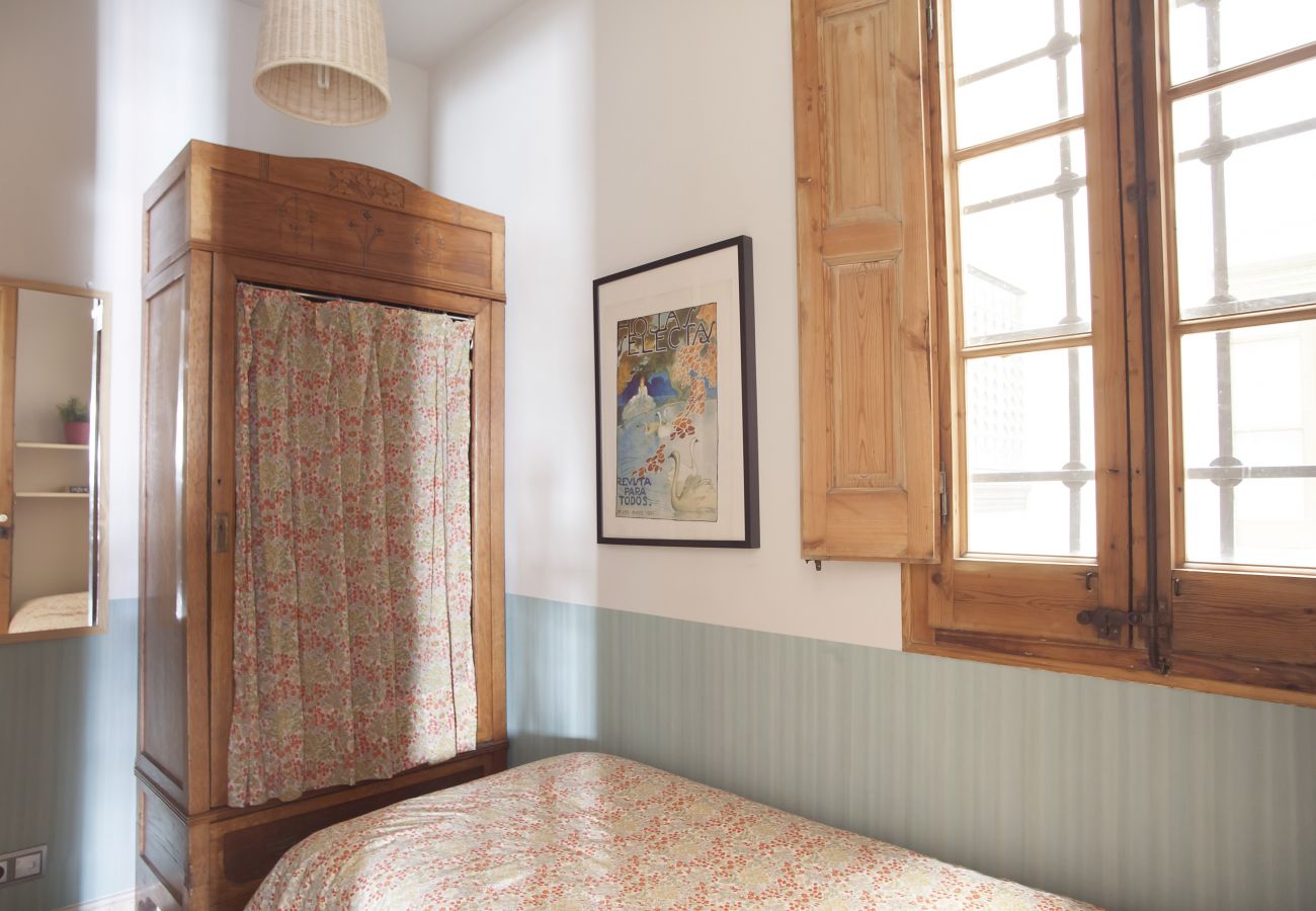 Apartamento em Barcelona - VILADOMAT, large 4bed/2bath with balcony