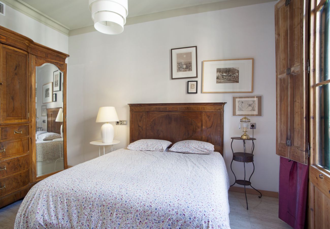 Apartamento em Barcelona - VILADOMAT, large 4bed/2bath with balcony