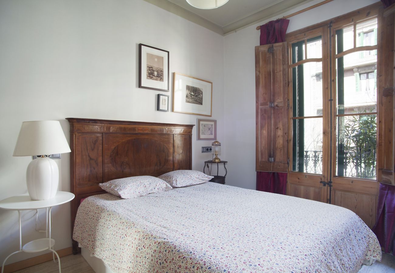 Alojamento espaçoso e acolhedor com 4 quartos no Eixample em Barcelona