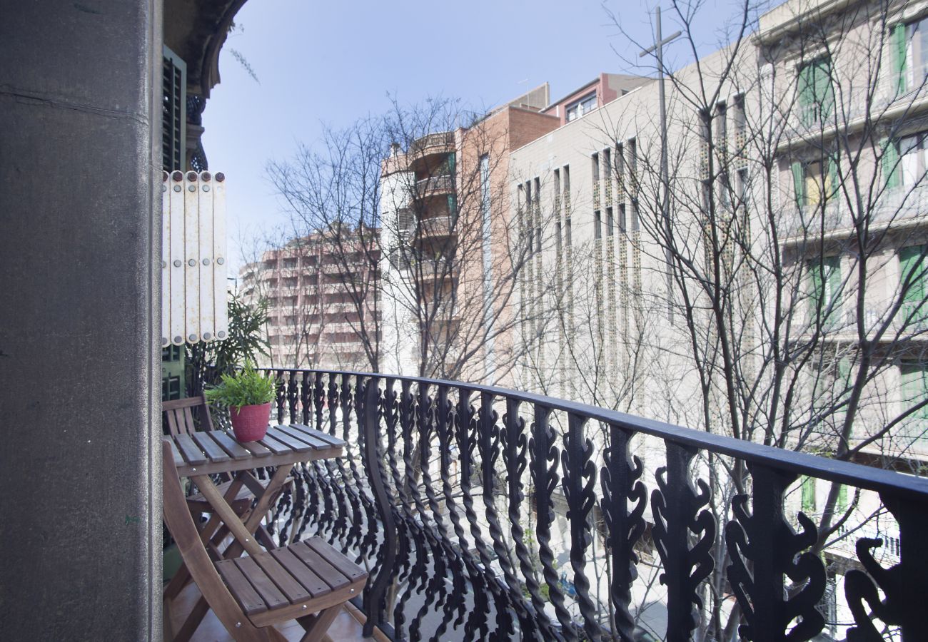 Apartamento em Barcelona - VILADOMAT, large 4bed/2bath with balcony