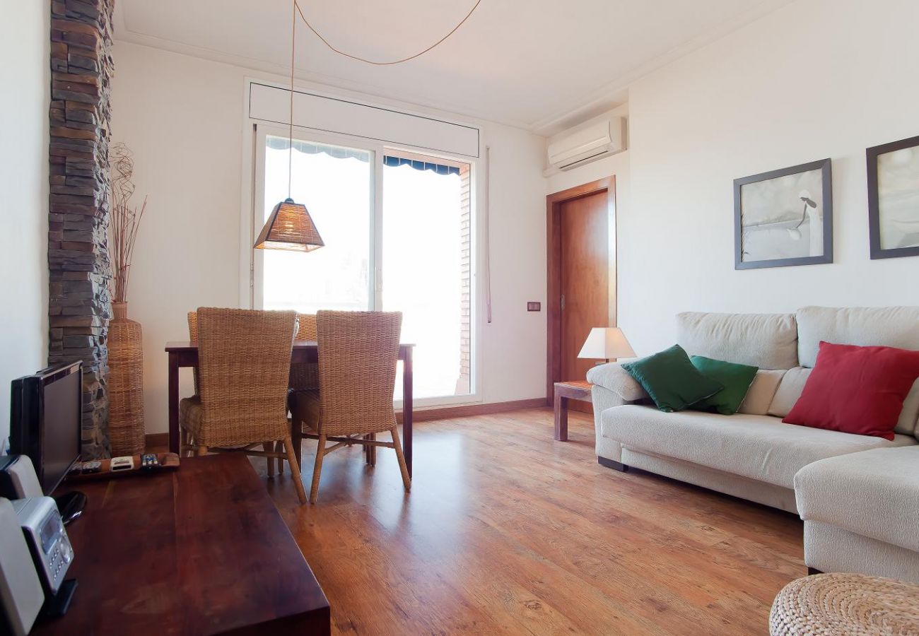 Espaçosa sala de estar com acesso ao terraço com vista para a Sagrada Família em Barcelona