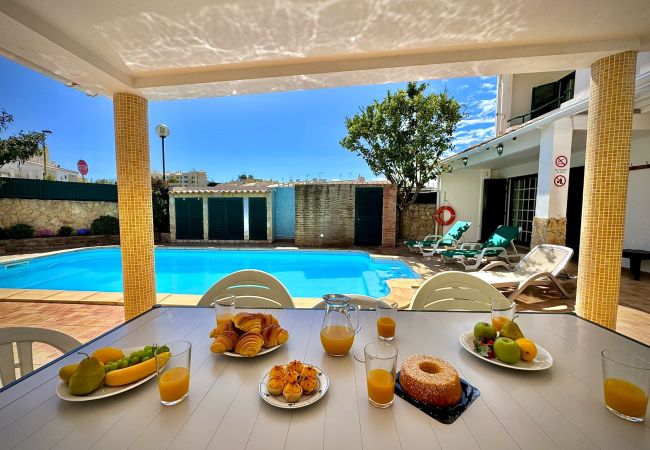 Villa em Albufeira - ALBUFEIRA SUMMER VILLA 1 WITH POOL by HOMING Villa em Albufeira - ALBUFEIRA SUMMER VILLA 1 WITH POOL by HOMING