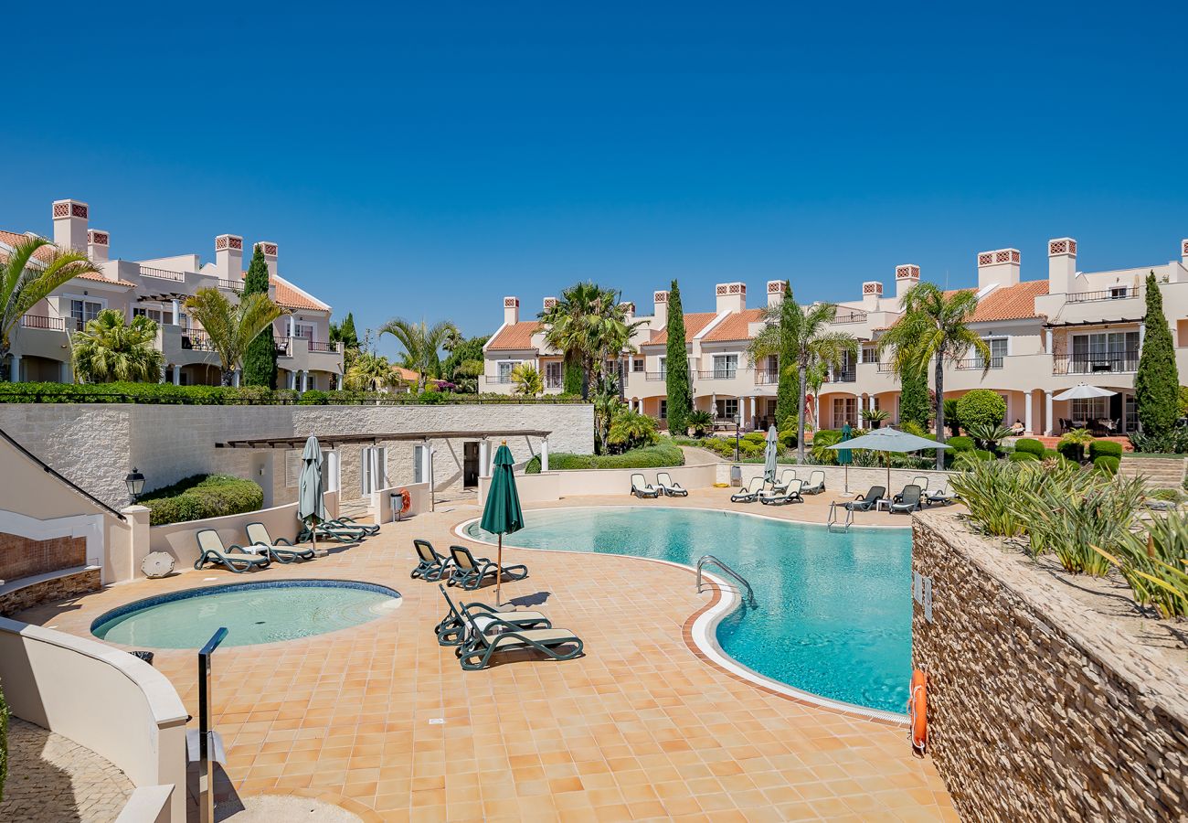 Casa geminada em Quarteira - VILAMOURA GARDEN VILLA WITH POOL by HOMING