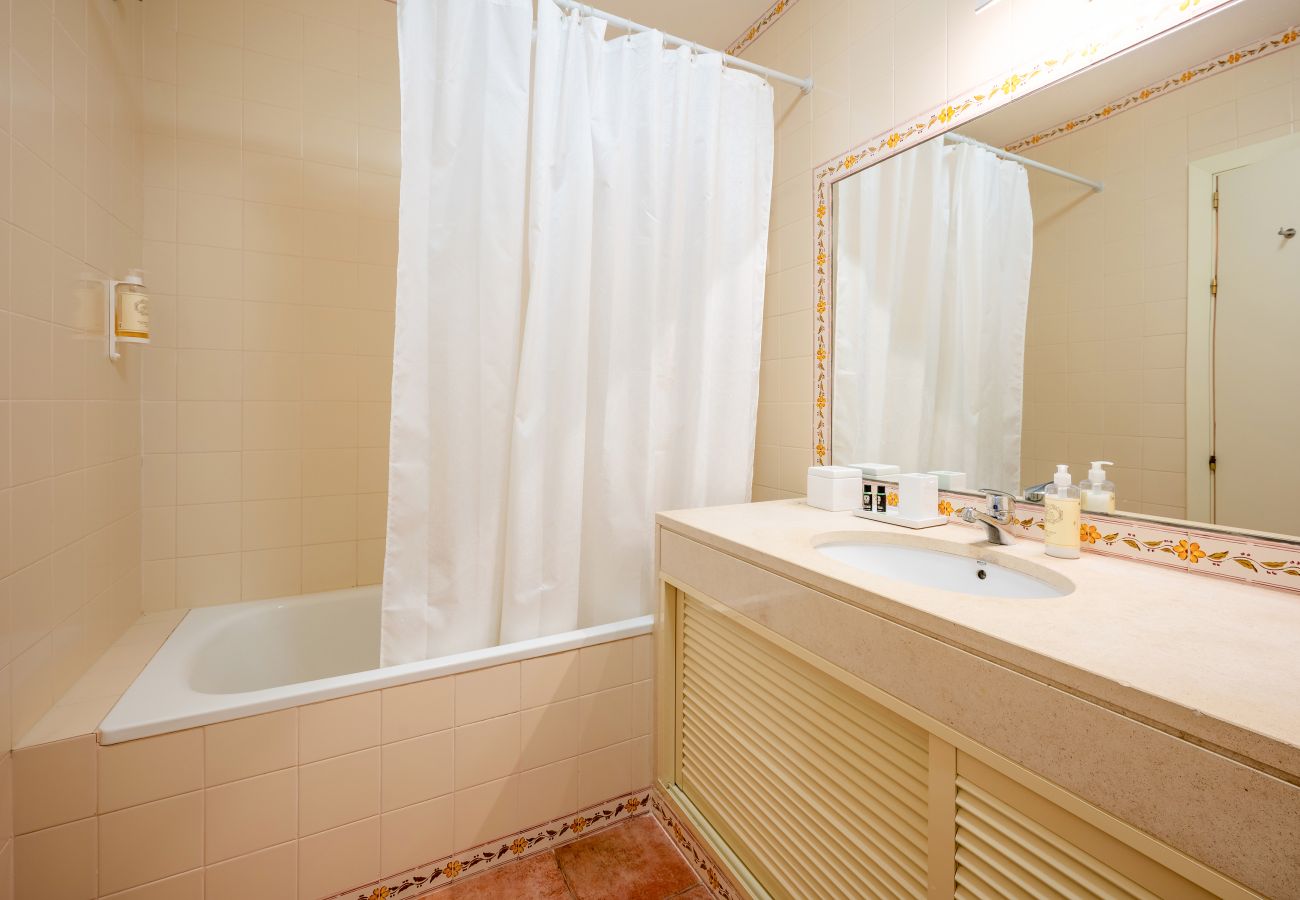 Apartamento em Almada - AROEIRA GARDEN by HOMING