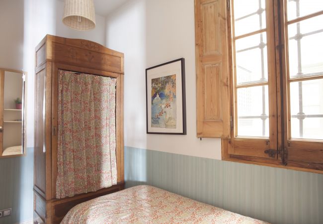 Apartment in Barcelona - VILADOMAT, large 4bed/2bath with balcony Apartment in Barcelona - VILADOMAT, large 4bed/2bath with balcony