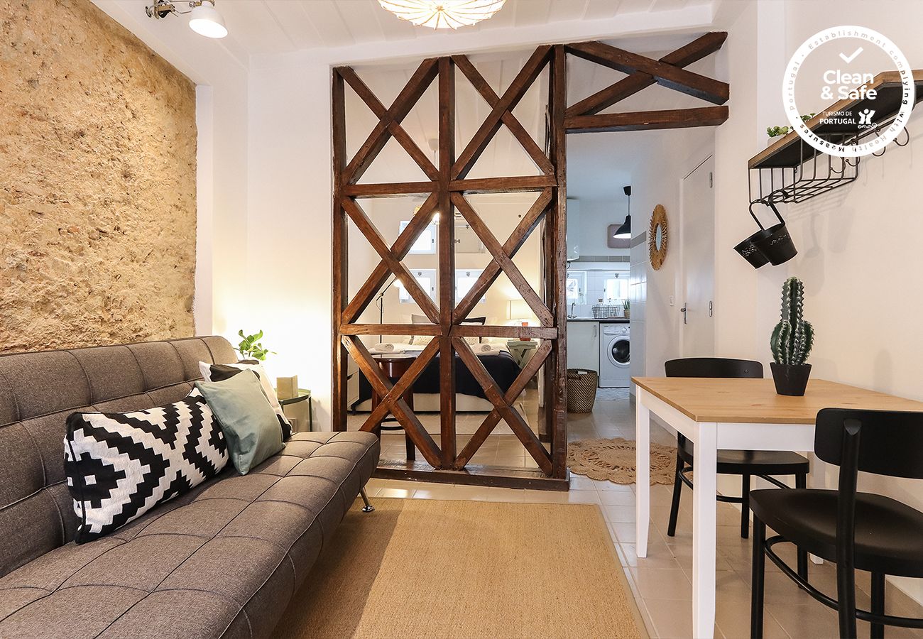 Studio in Lisbon - GOLDEN STUDIO INSIDE CASTLE WALLS by HOMING
