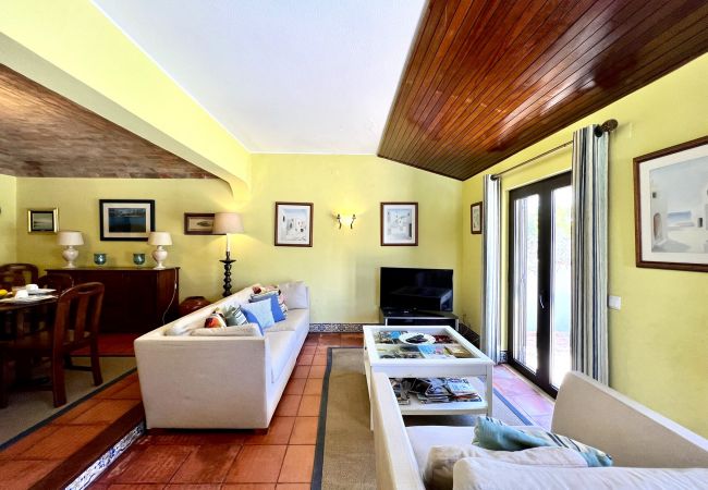 Villa in Vilamoura - VILAMOURA TRADITIONAL VILLA WITH POOL by HOMING Villa in Vilamoura - VILAMOURA TRADITIONAL VILLA WITH POOL by HOMING