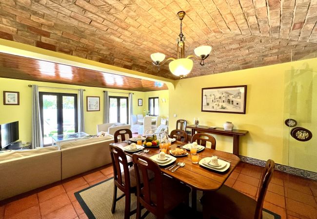 Villa in Vilamoura - VILAMOURA TRADITIONAL VILLA WITH POOL by HOMING Villa in Vilamoura - VILAMOURA TRADITIONAL VILLA WITH POOL by HOMING