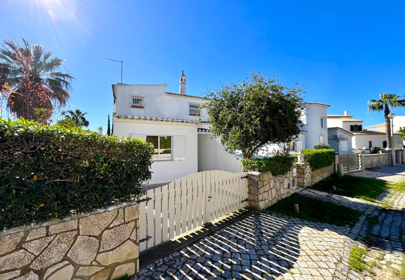 Villa in Vilamoura - VILAMOURA BRIGHTNESS VILLA WITH POOL by HOMING