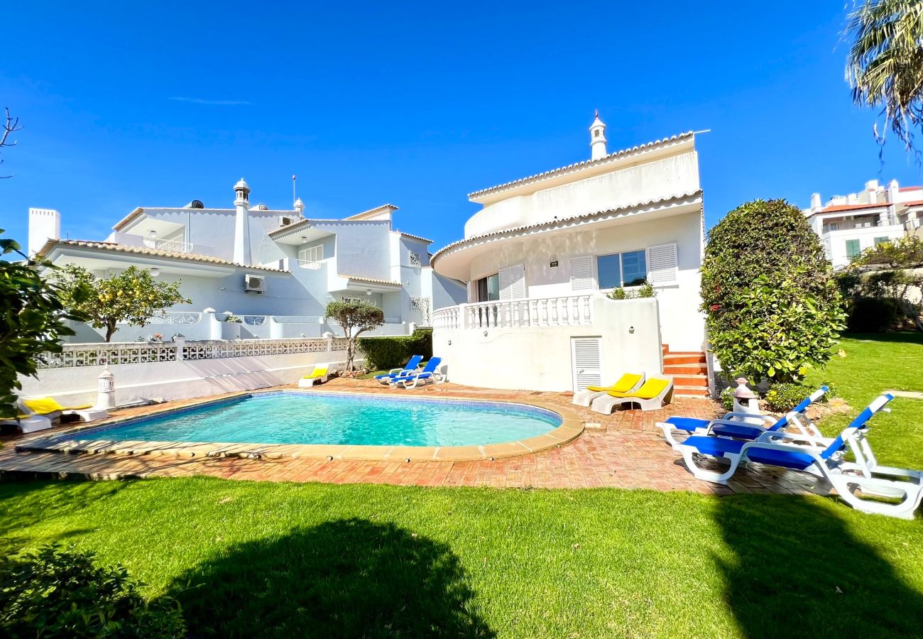 Villa in Vilamoura - VILAMOURA BRIGHTNESS VILLA WITH POOL by HOMING