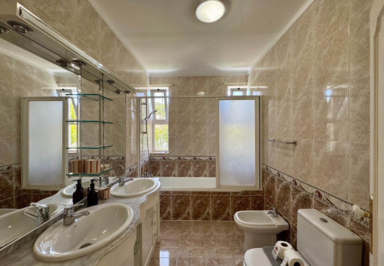 Villa in Vilamoura - VILAMOURA SUN & BEACH VILLA WITH POOL by HOMING
