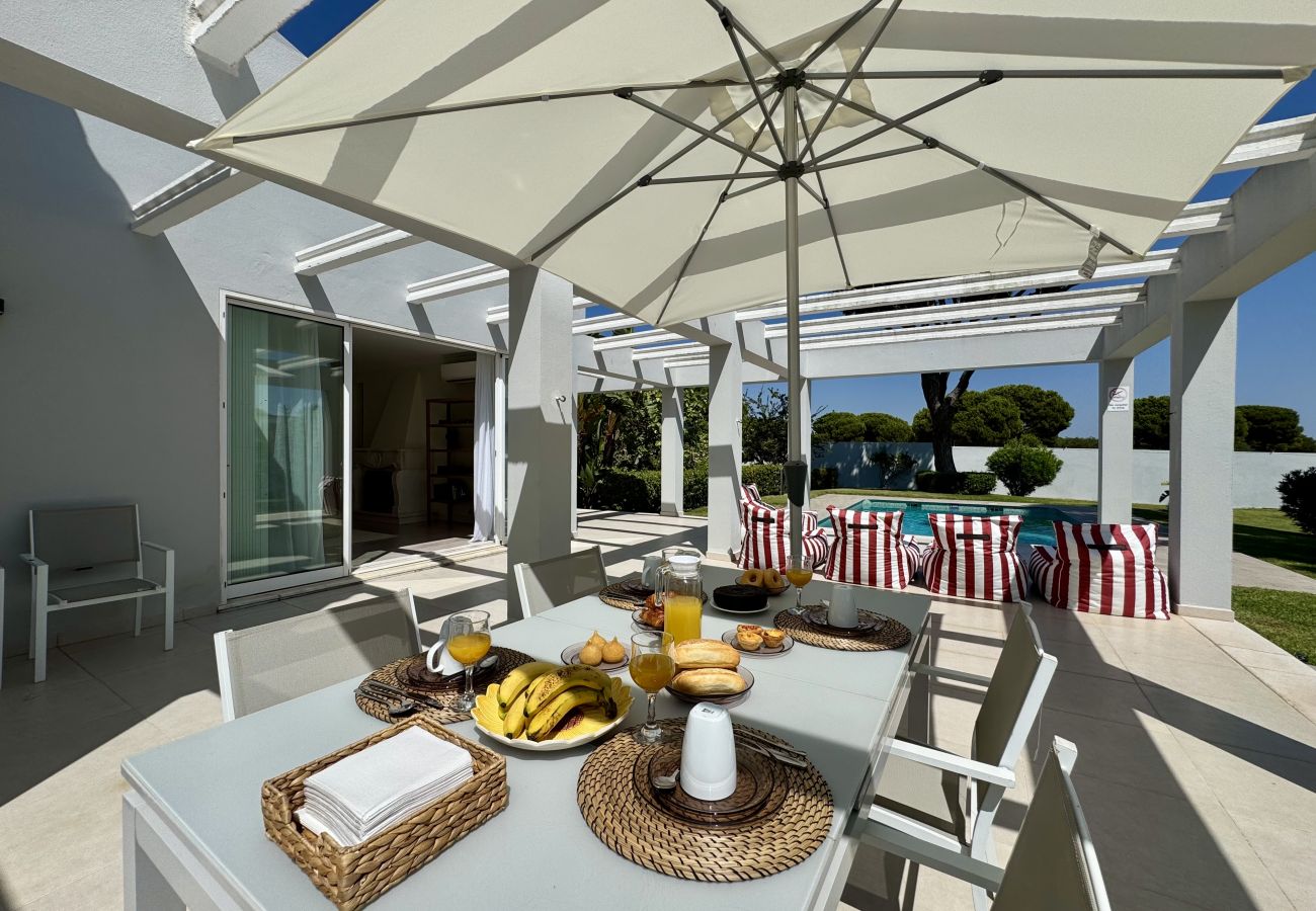 Villa in Vilamoura - VILAMOURA SUN & BEACH VILLA WITH POOL by HOMING