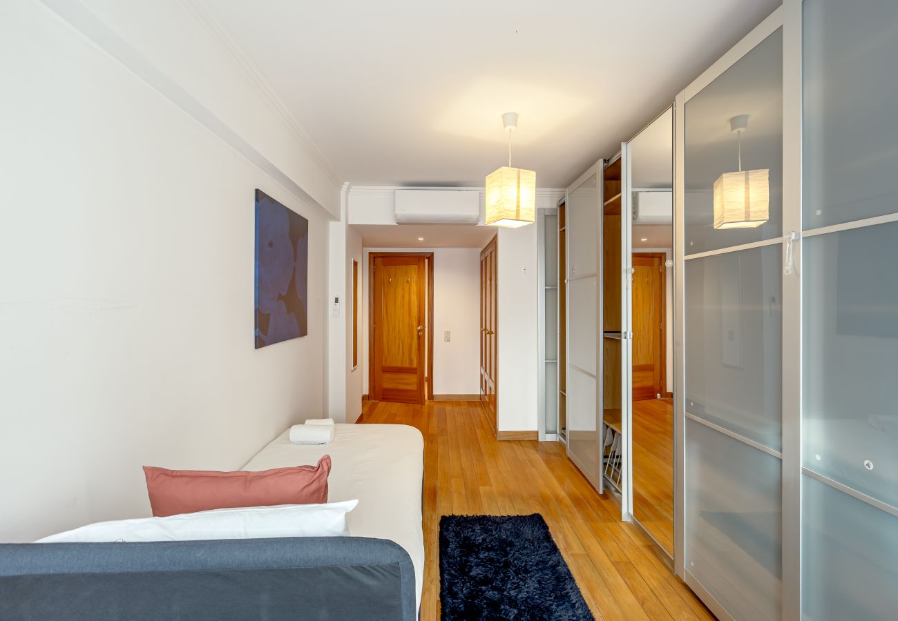 Apartment in Lisbon - LARANJEIRAS GRAND APARTEMENT WITH PARKING by Homin