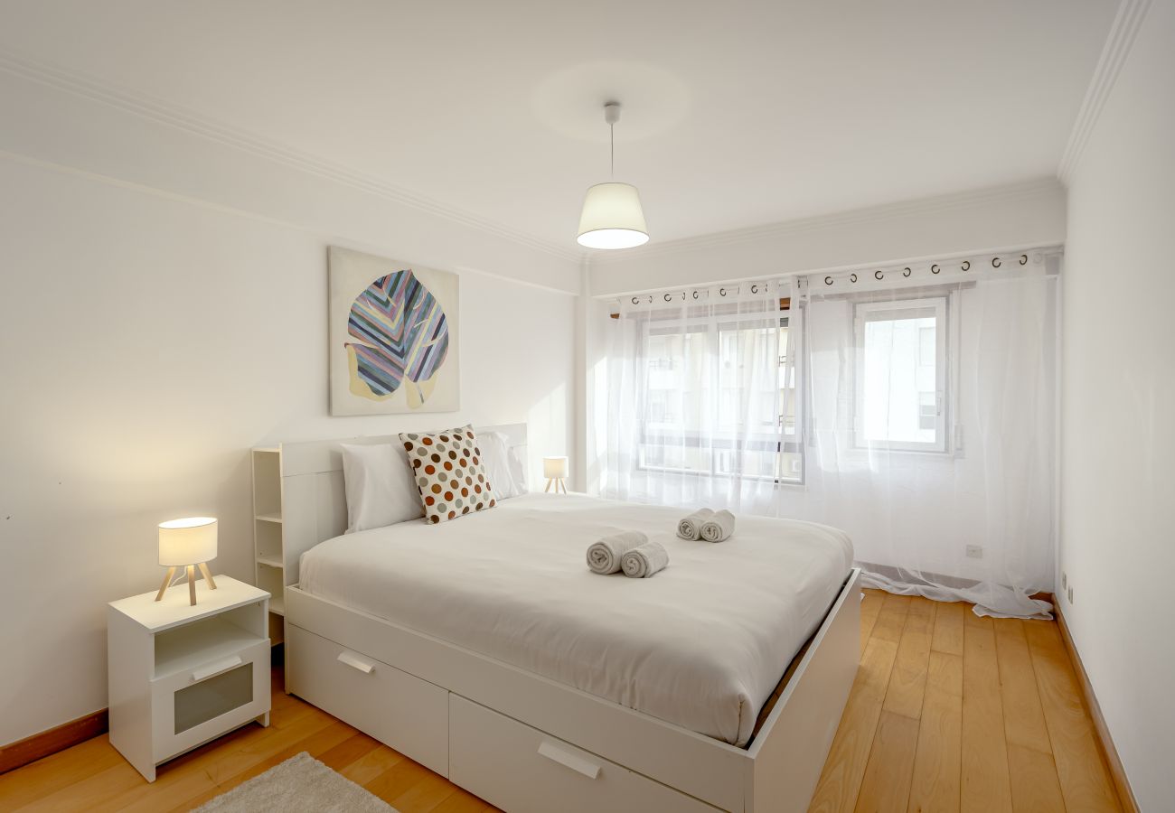 Apartment in Lisbon - LARANJEIRAS GRAND APARTEMENT WITH PARKING by Homin