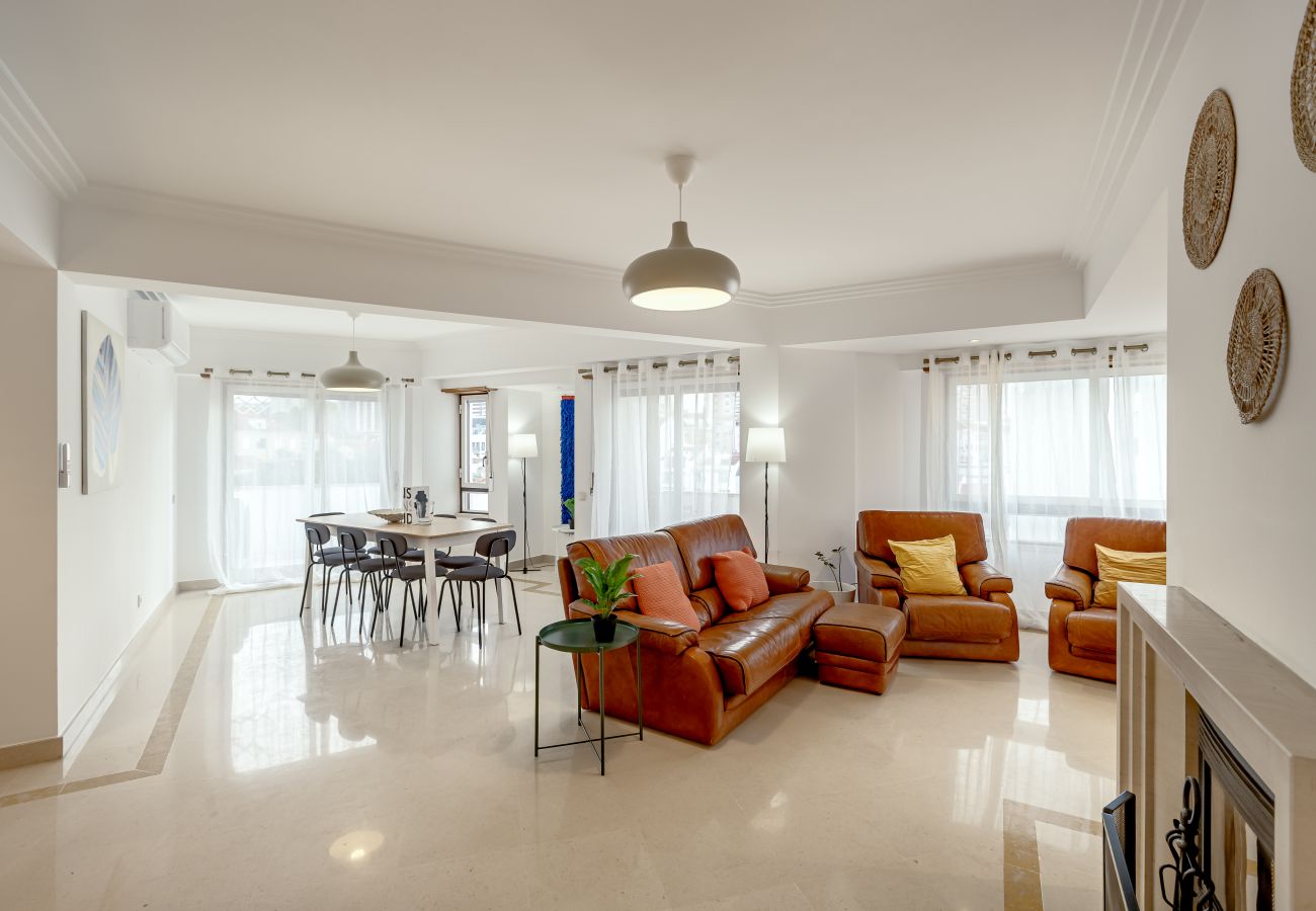 Apartment in Lisbon - LARANJEIRAS GRAND APARTEMENT WITH PARKING by Homin