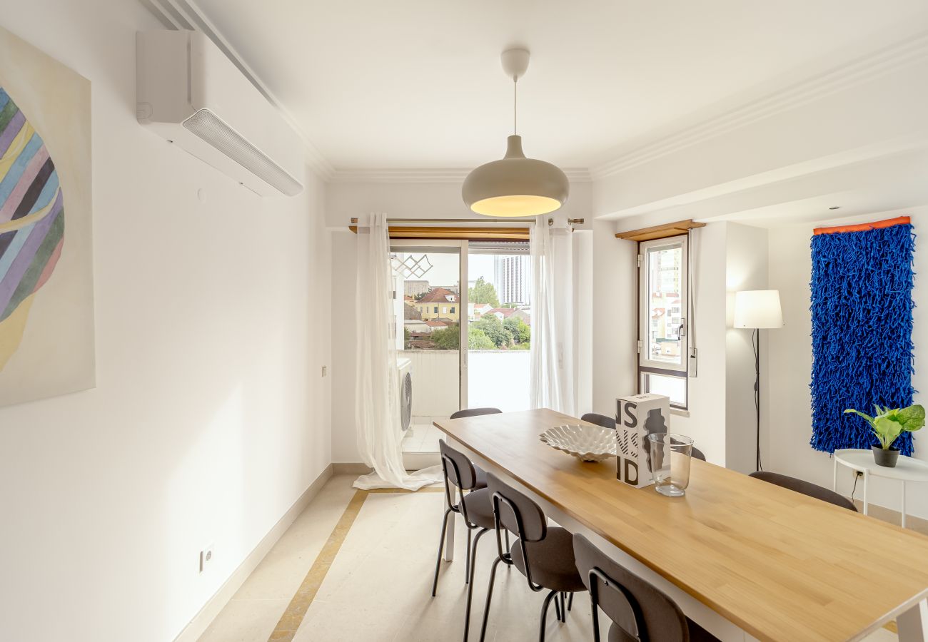 Apartment in Lisbon - LARANJEIRAS GRAND APARTEMENT WITH PARKING by Homin