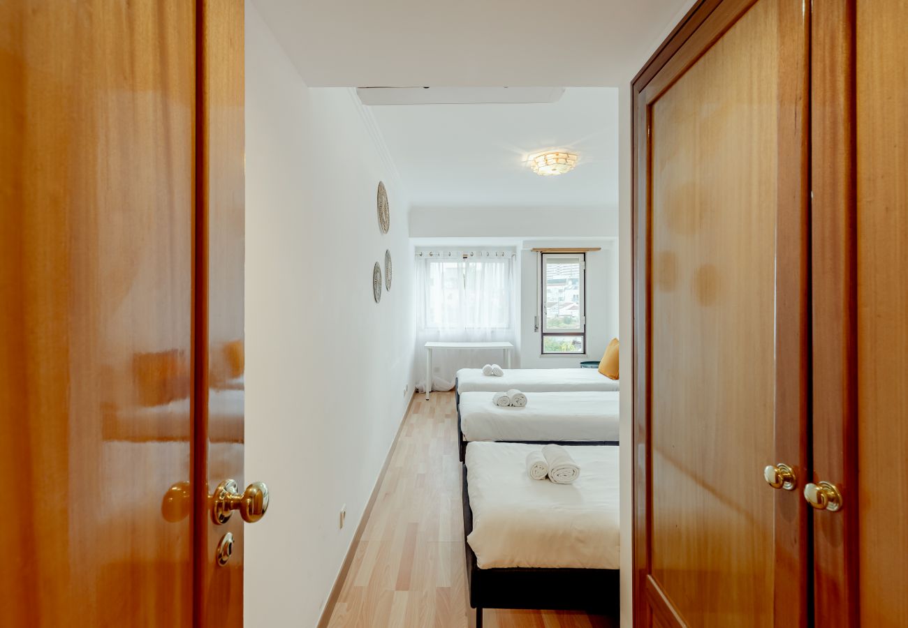 Apartment in Lisbon - LARANJEIRAS GRAND APARTEMENT WITH PARKING by Homin
