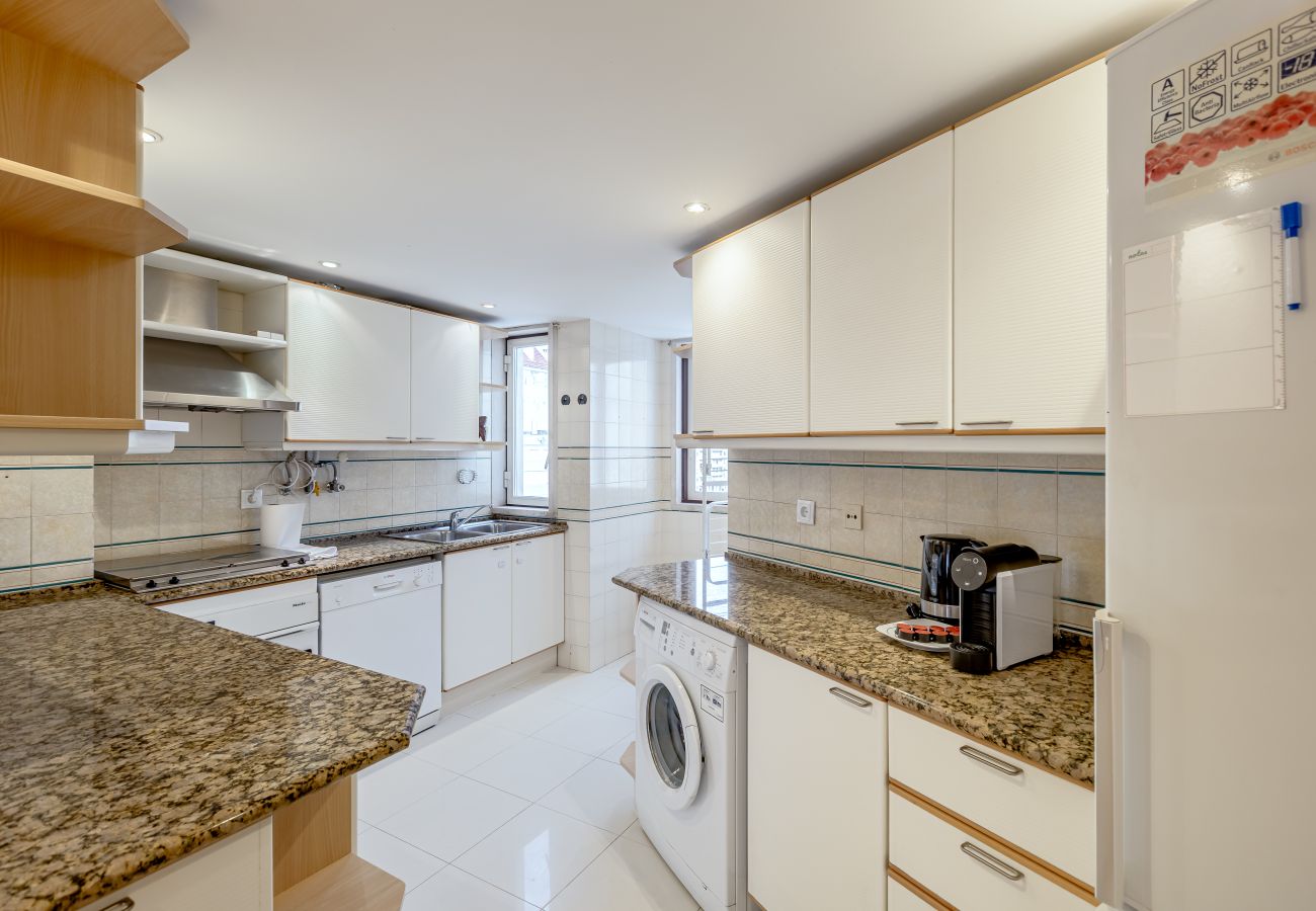 Apartment in Lisbon - LARANJEIRAS GRAND APARTEMENT WITH PARKING by Homin
