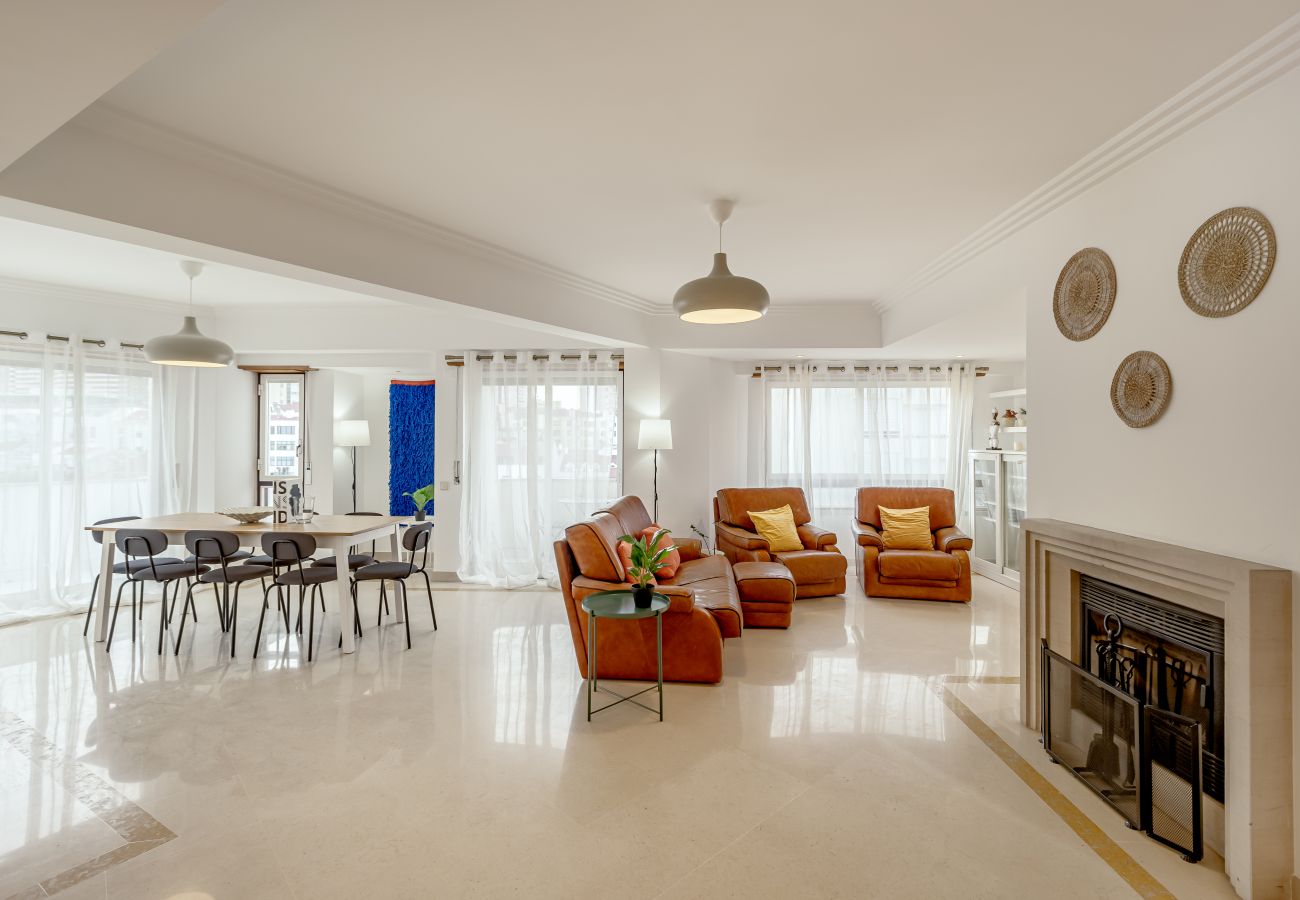 Apartment in Lisbon - LARANJEIRAS GRAND APARTEMENT WITH PARKING by Homin