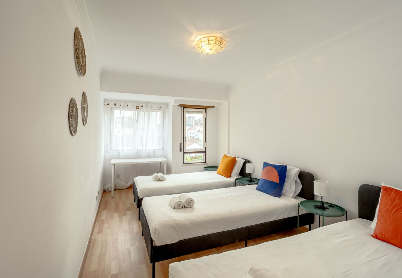 Apartment in Lisbon - LARANJEIRAS GRAND APARTEMENT WITH PARKING by Homin