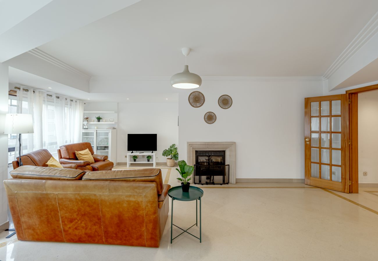 Apartment in Lisbon - LARANJEIRAS GRAND APARTEMENT WITH PARKING by Homin