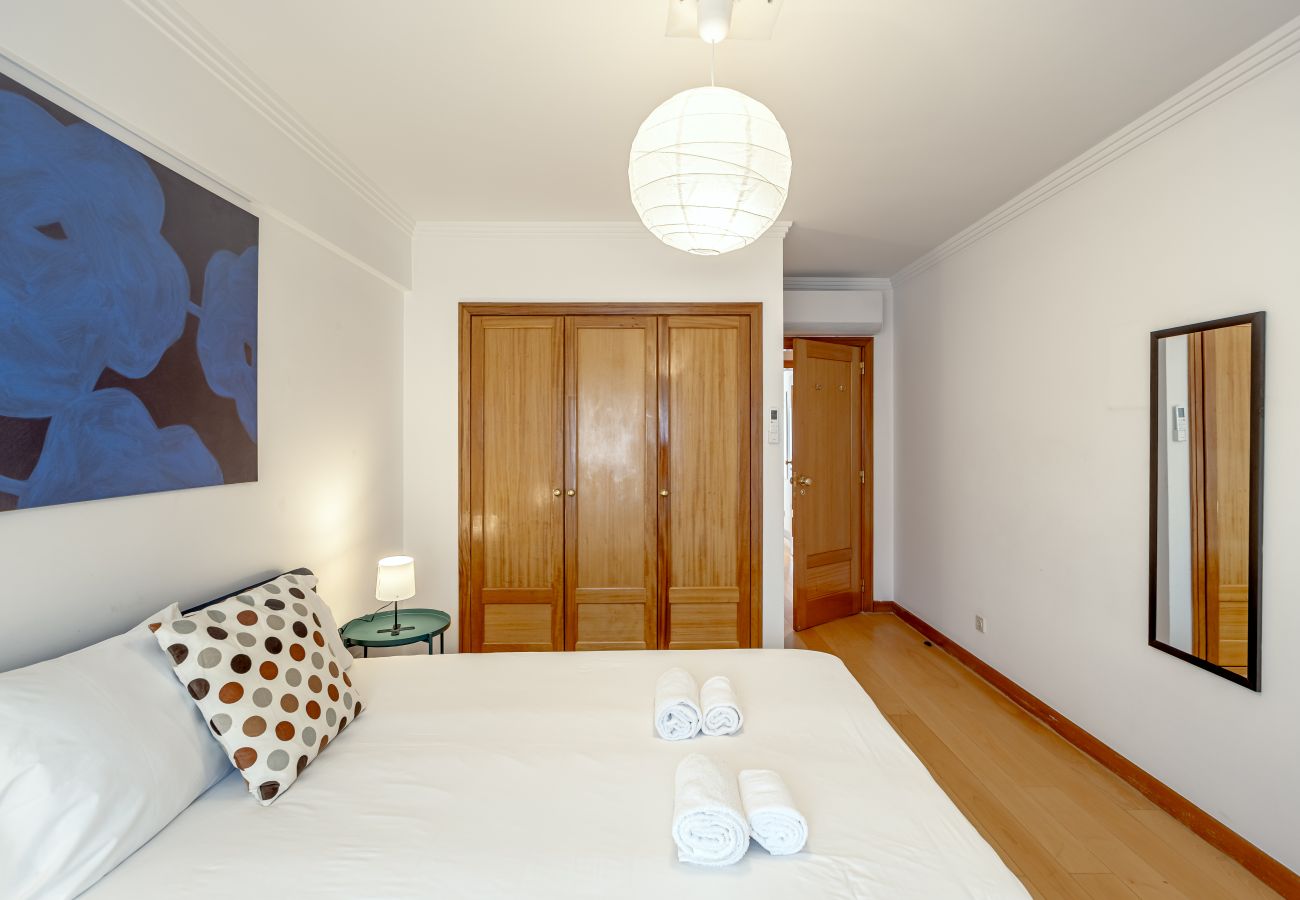 Apartment in Lisbon - LARANJEIRAS GRAND APARTEMENT WITH PARKING by Homin