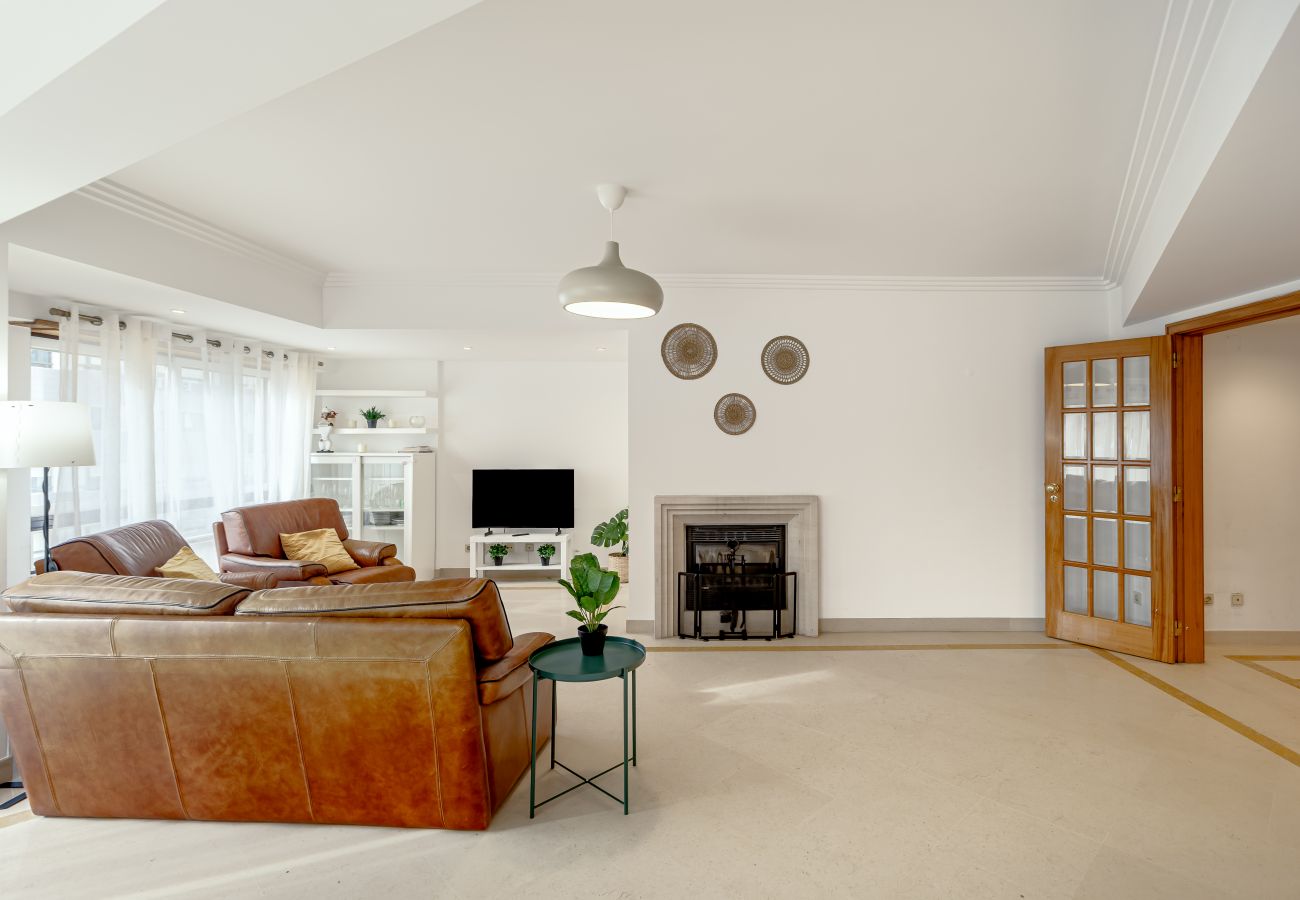 Apartment in Lisbon - LARANJEIRAS GRAND APARTEMENT WITH PARKING by Homin