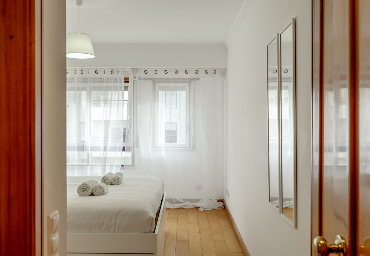 Apartment in Lisbon - LARANJEIRAS GRAND APARTEMENT WITH PARKING by Homin